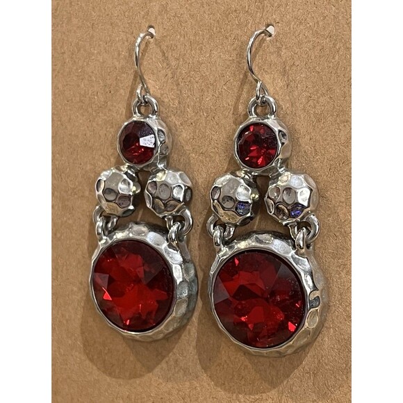 Red Rhinestone Facet Silver Tone Hammered Dangle Earrings Glam Chic Runway - Picture 2 of 6